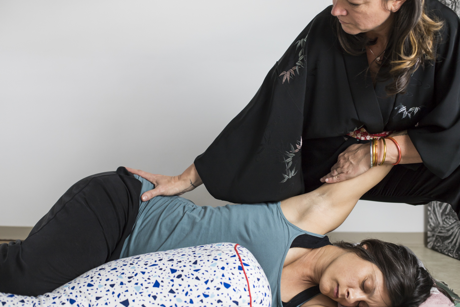 PHOTO d'Estelle pratiquant le shiatsu sur une femme allongée